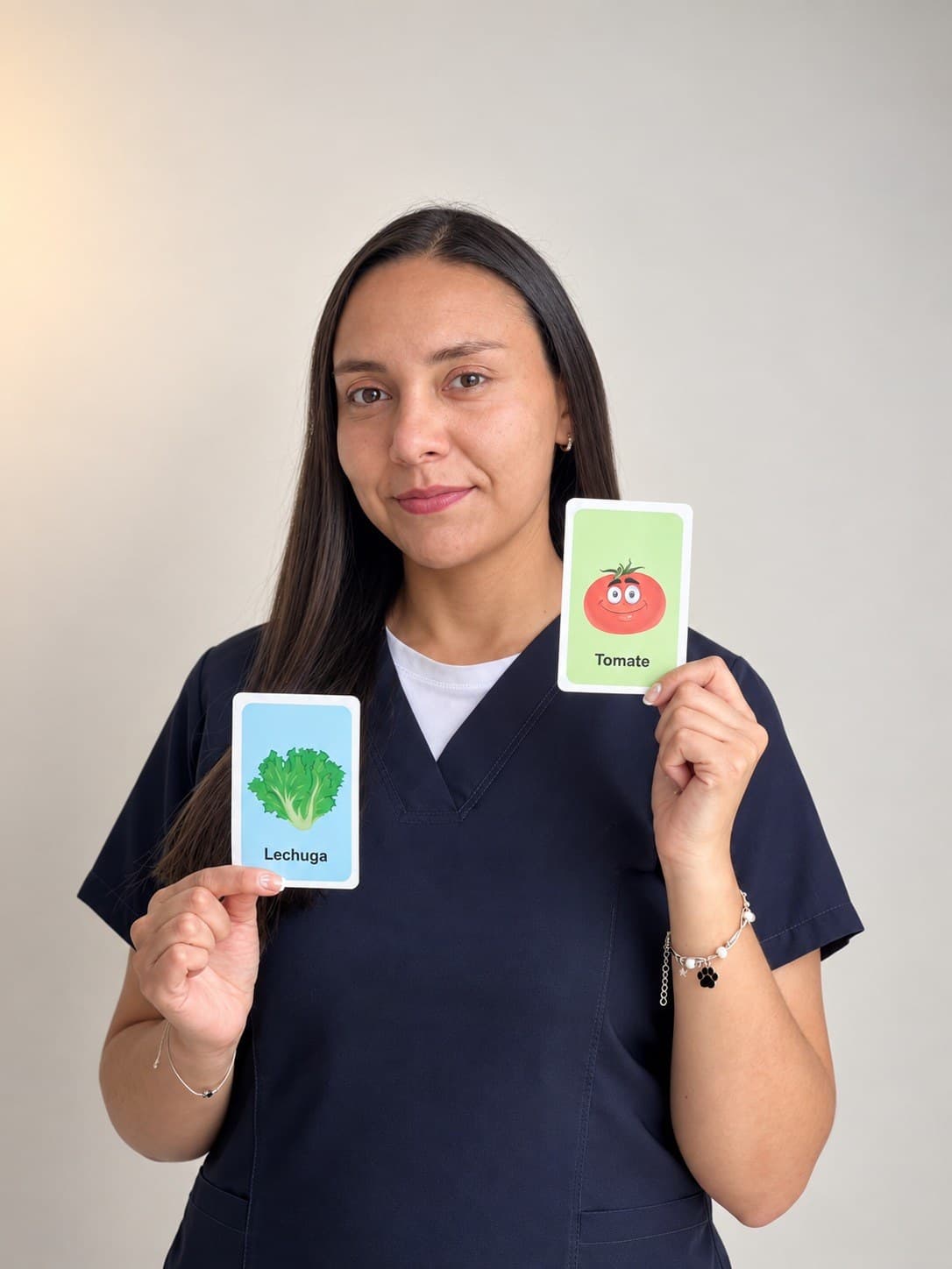 Johanna Gómez usando tarjetas de vocabulario en una sesión